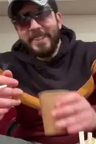 Il s’encule un cubi de blanc sec à 9h du matin en plan séquence !